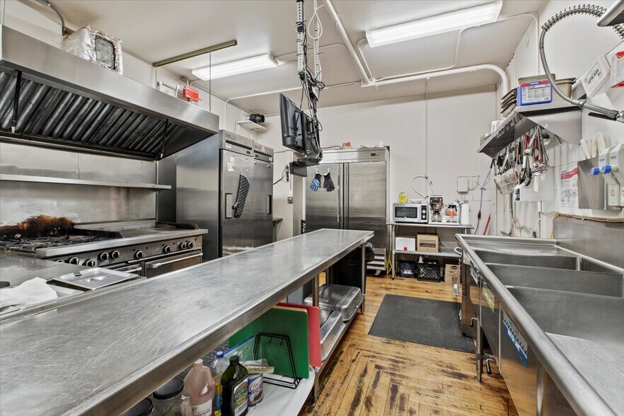 More Photos Of 49 Florida Ave, Amsterdam Hospitality For Sale