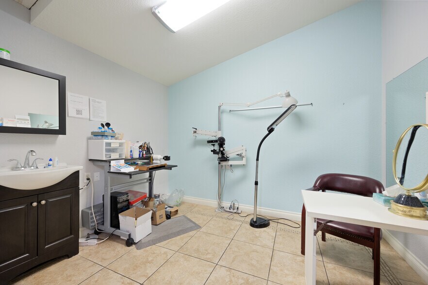 More Photos Of 71956 Magnesia Falls Dr, Rancho Mirage Medical For Sale