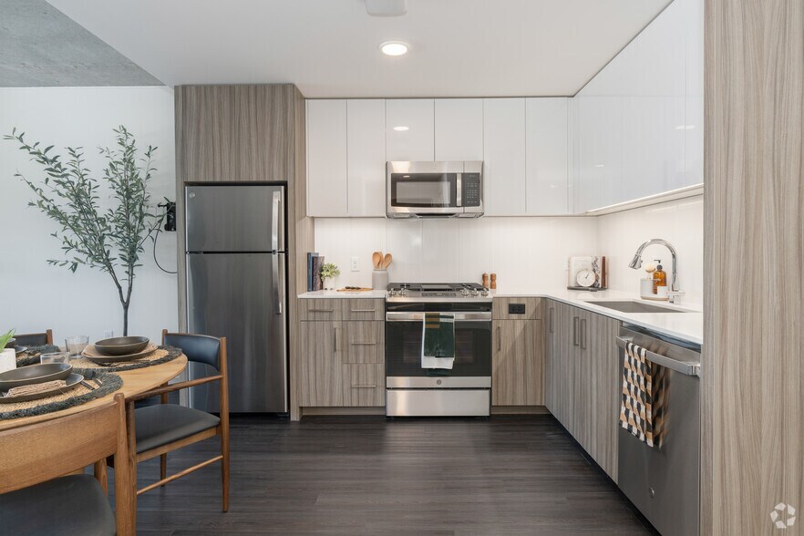 More Photos Of 1550 NW Naito Pky, Portland Apartments For Lease