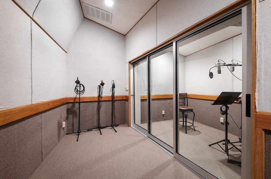 More Photos Of 931 26th St, Bakersfield Movie Radio TVStudio For Sale