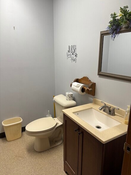 More Photos Of 631 N Pershing St, Energy Veterinarian Kennel For Sale