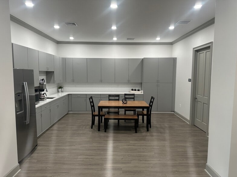 More Photos Of 410 Enterprise Dr, Oxford Office For Lease