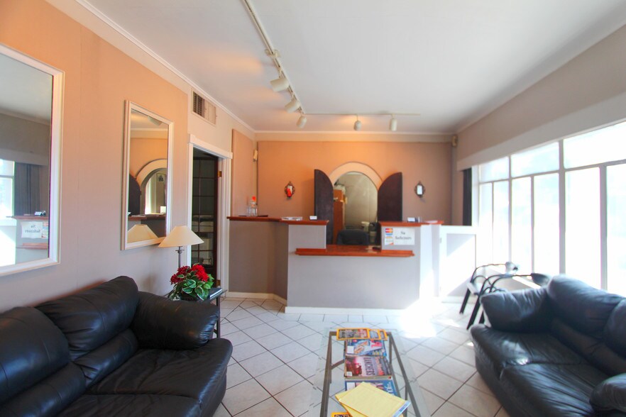 More Photos Of 1543 W Summit Ave, San Antonio Showroom For Sale