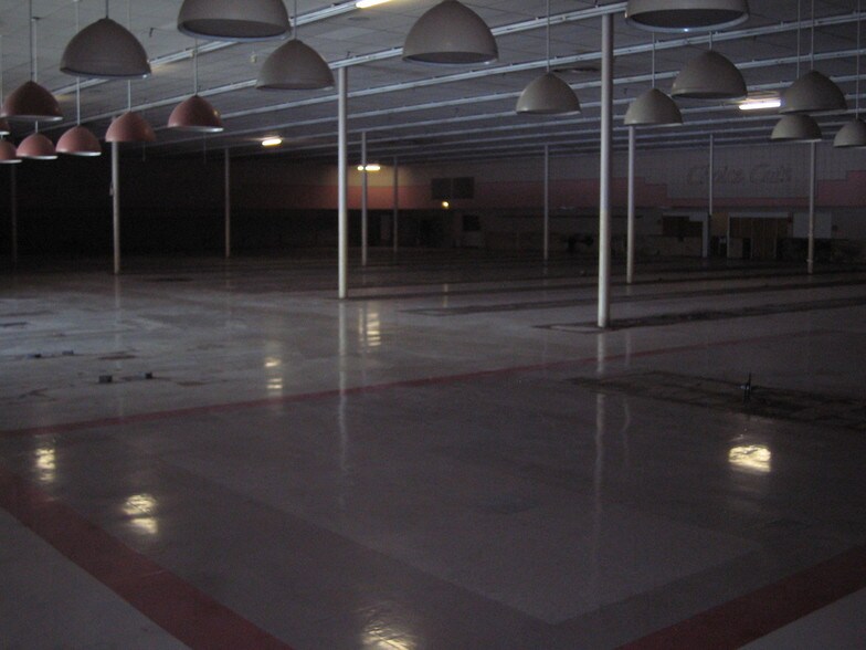 More Photos Of 1002-1004 N Keller Dr, Effingham Storefront For Lease