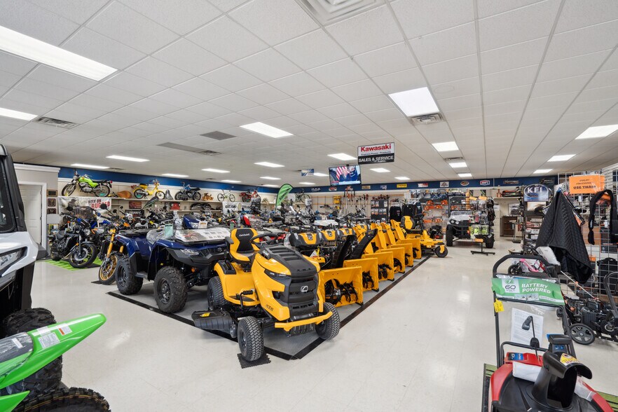 More Photos Of 1001 Short St, Decorah Auto Dealership For Sale