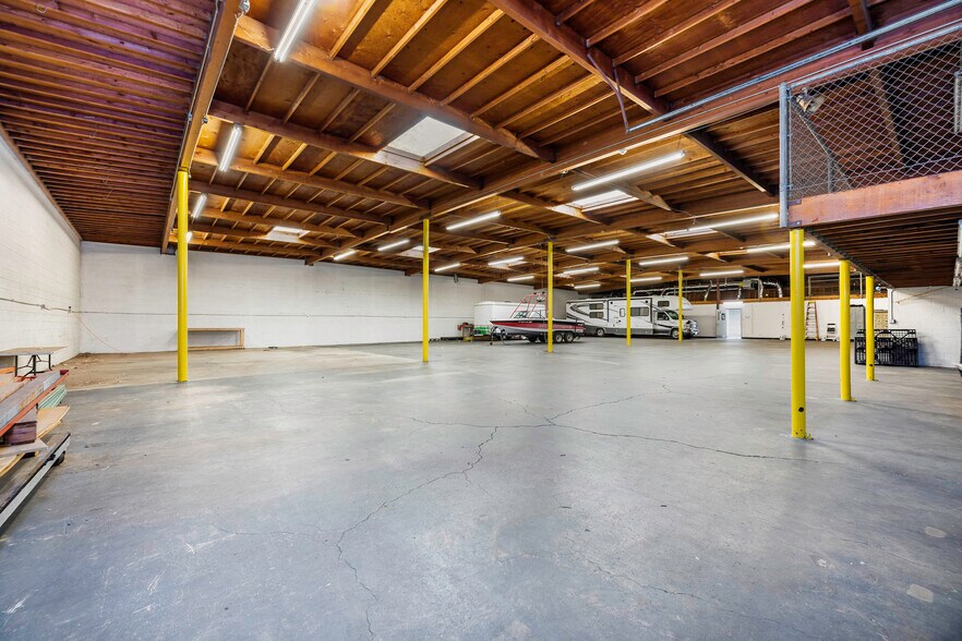 More Photos Of 1550 E Burnett St, Signal Hill Warehouse For Lease