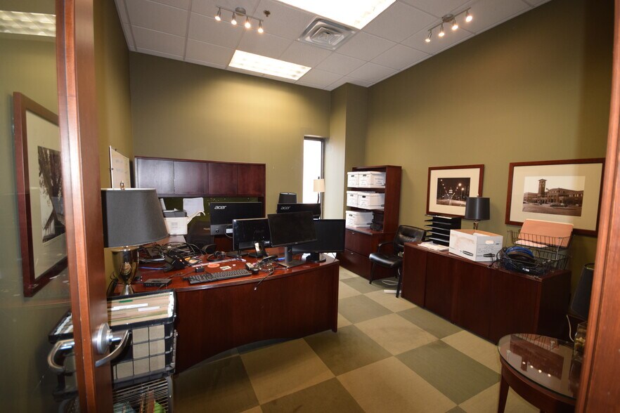 More Photos Of 5 Statehouse Plz, Little Rock Office For Sale