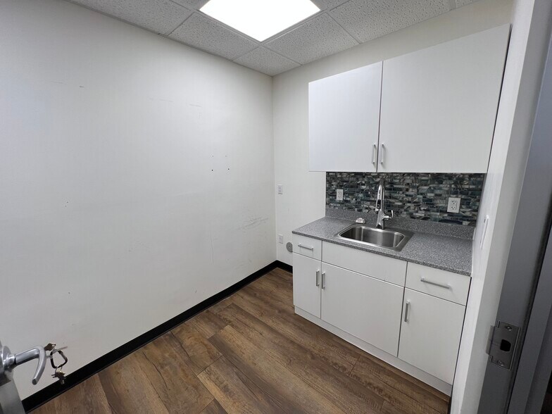 More Photos Of 308 Miracle Mile, Miami Storefront For Lease