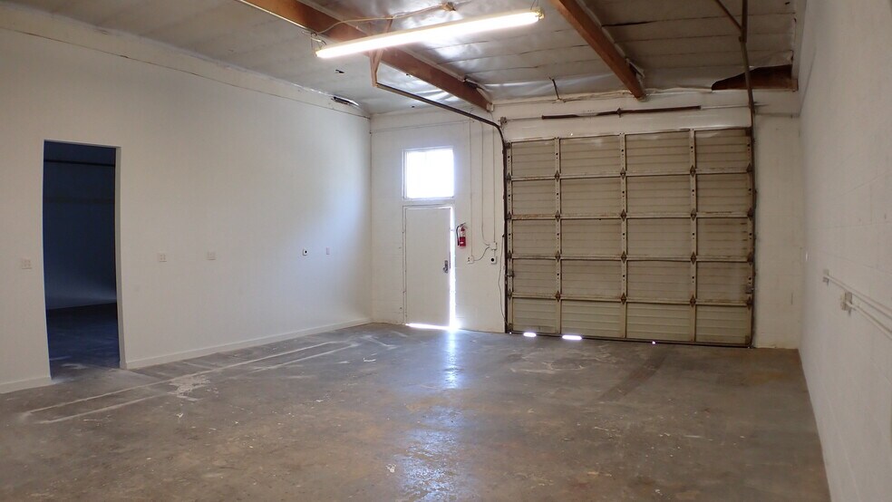 More Photos Of 12780 Pierce St, Pacoima Warehouse For Lease