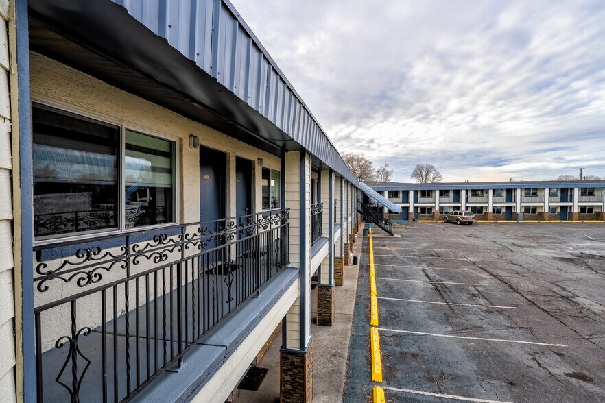 More Photos Of 577 W Monroe St, Burns Hotel For Sale
