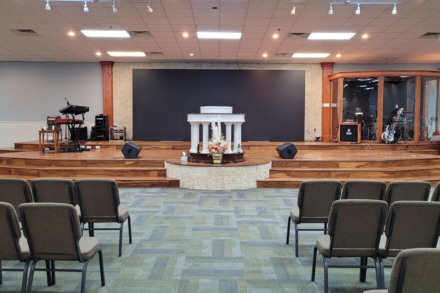 More Photos Of 8988 Glenmont Dr, Houston Light Distribution For Lease