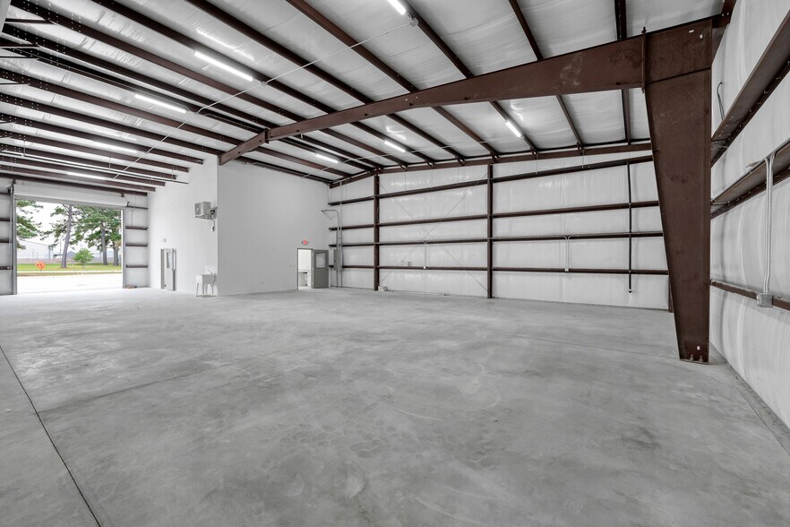 More Photos Of 535 S Persimmon St, Tomball Warehouse For Lease
