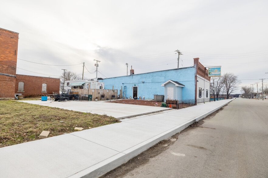 More Photos Of 111 W Union St, Goodland General Retail For Sale