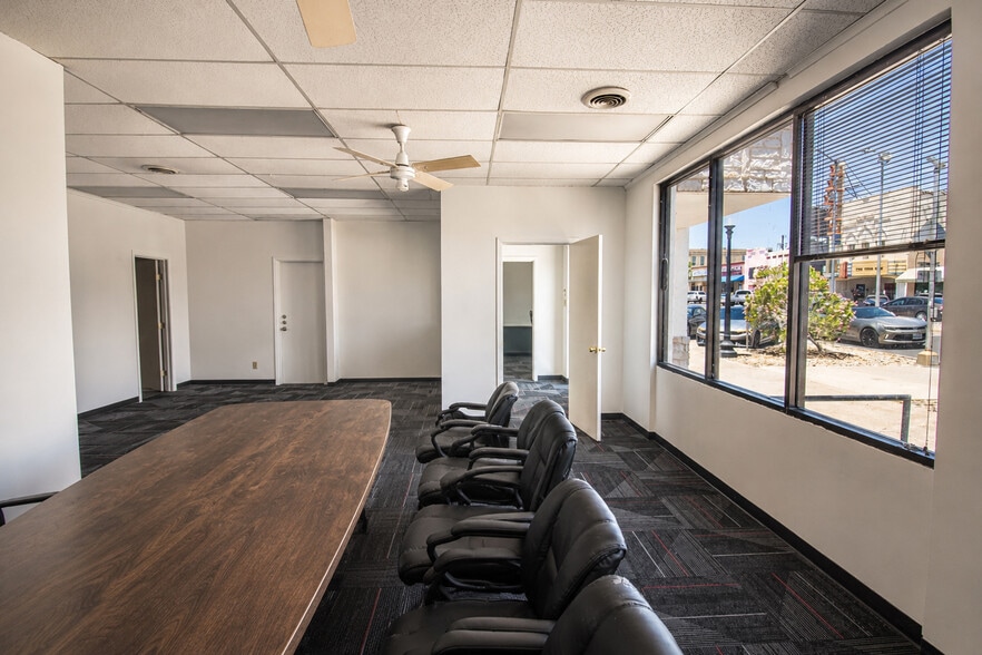 More Photos Of 220 W Jefferson Blvd, Dallas Storefront Retail Office For Lease