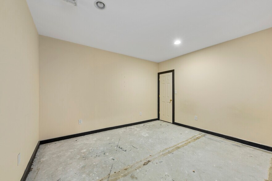 More Photos Of 14-07 113th St, College Point Flex For Sale