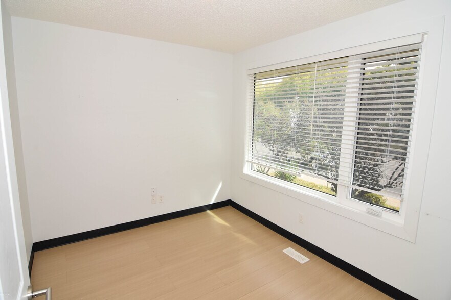 More Photos Of 309 Main St N, Airdrie Office For Sale