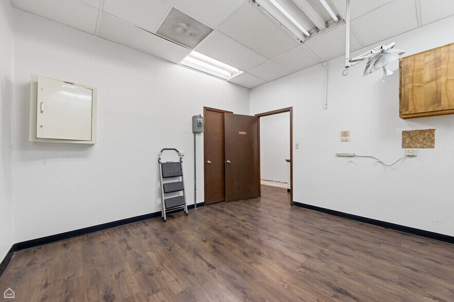 More Photos Of 8507 S Roberts Rd, Justice Veterinarian Kennel For Sale