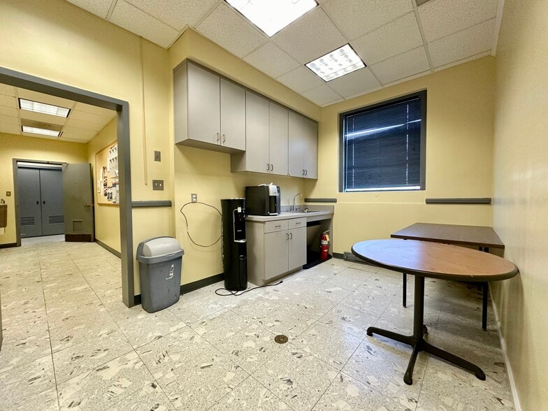 More Photos Of 8 Lester St, Martinsville General Retail For Sale