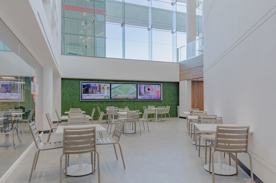 More Photos Of 150 Motor Pkwy, Hauppauge Office For Lease