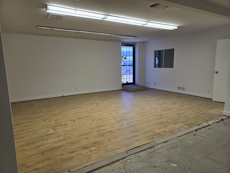 More Photos Of 21520 Strathern St, Canoga Park Service For Lease