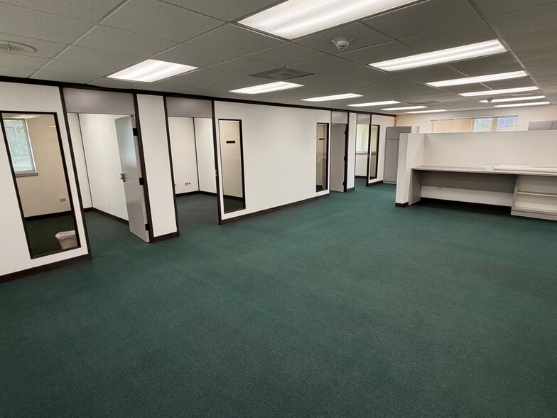 More Photos Of 130 W Armory Dr, South Holland Flex For Sale