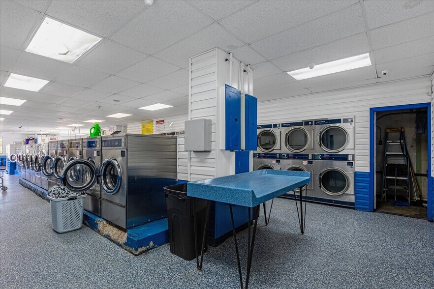 More Photos Of 701 E Canal St, Mulberry Convenience Store For Lease