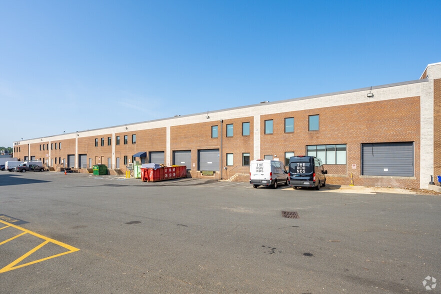 More Photos Of 901-929 S Pickett St, Alexandria Unknown For Lease