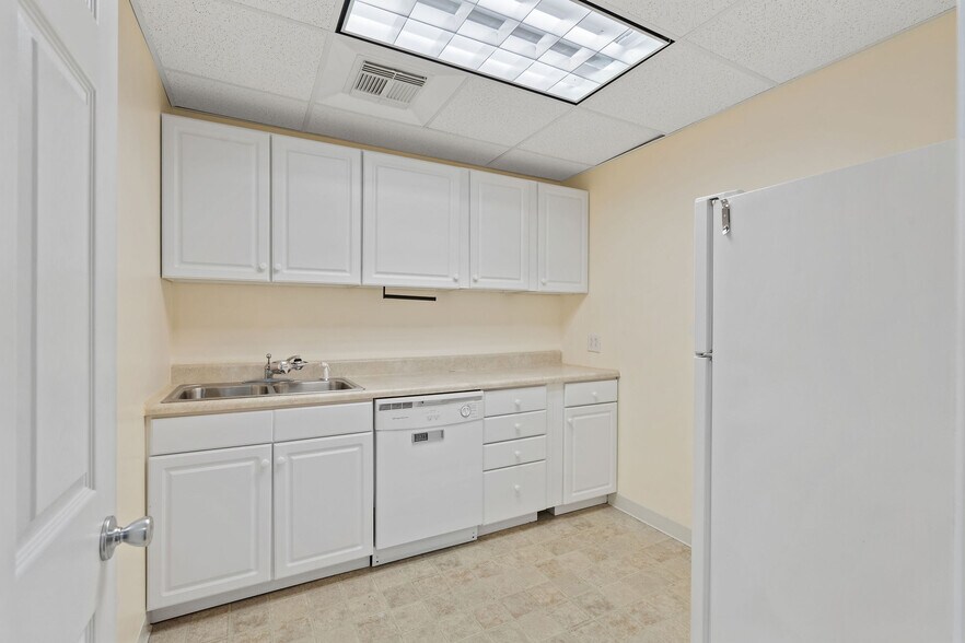 More Photos Of 4922 Port Royal Rd, Spring Hill Showroom For Lease