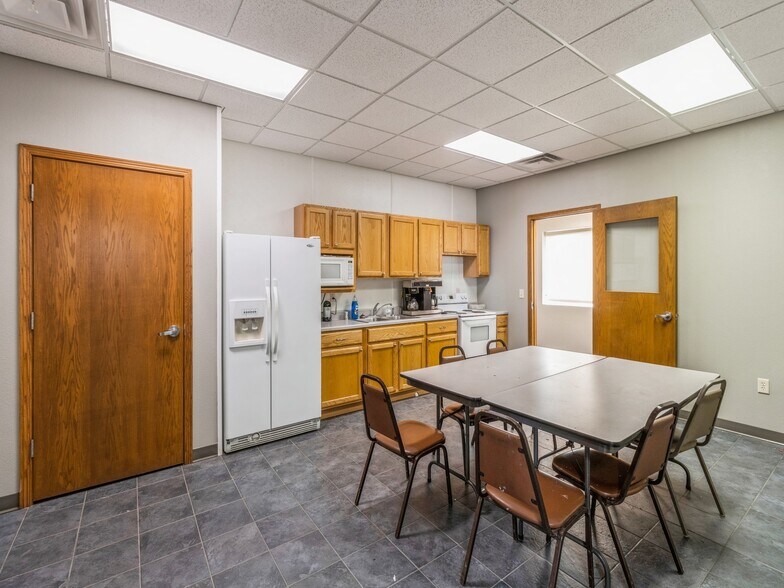 More Photos Of 11261 US Highway 69, Story City Warehouse For Lease