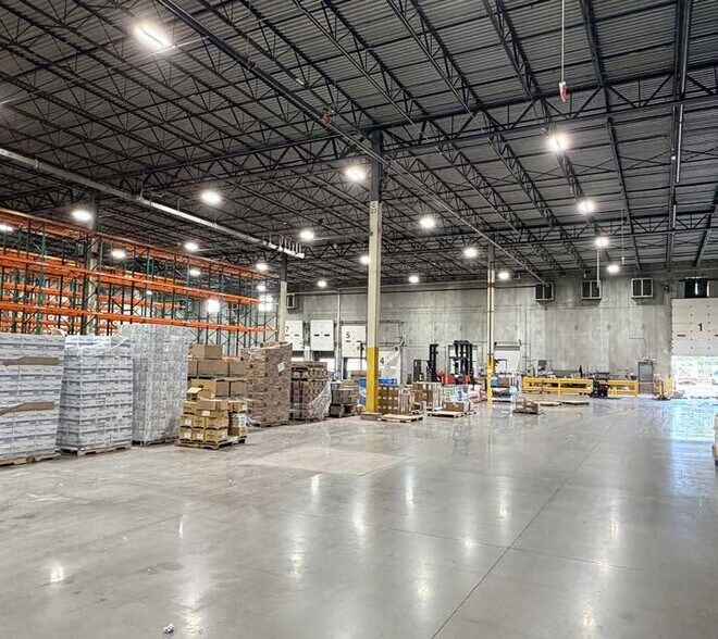 More Photos Of 12600 Oakland Park Blvd, Highland Park Warehouse For Lease