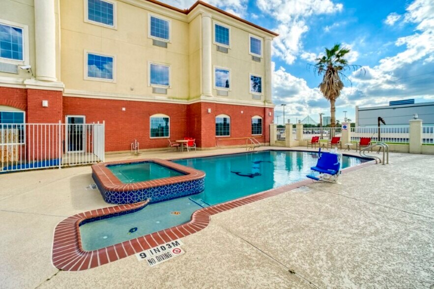 More Photos Of 3606 89th St, Galveston Hotel For Sale