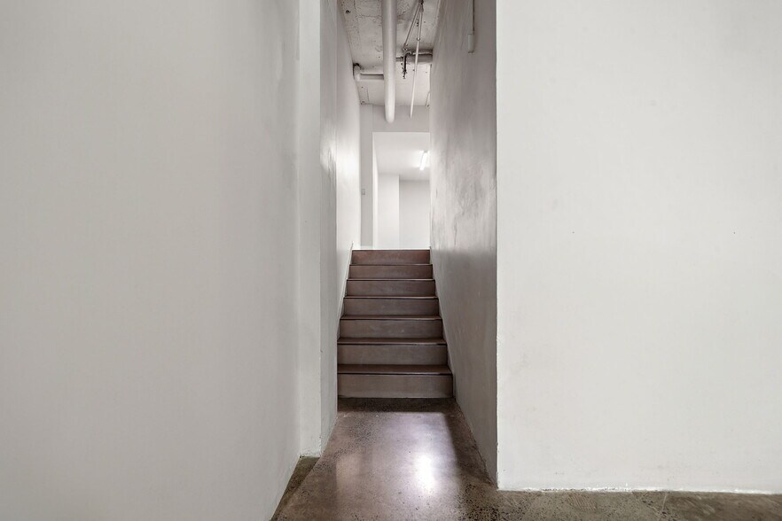 More Photos Of 71-81 Av Du Mont-Royal O, Montréal Office For Sale