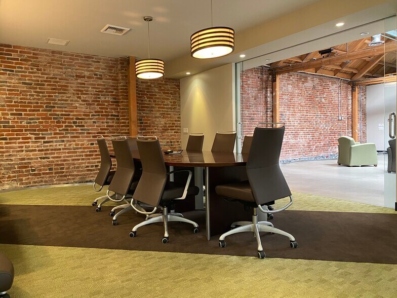 More Photos Of 1319-1321 W 11th St, Los Angeles Showroom For Lease
