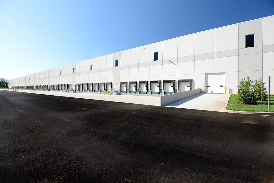 More Photos Of 395 Elizabeth Ave, Somerset Distribution For Lease