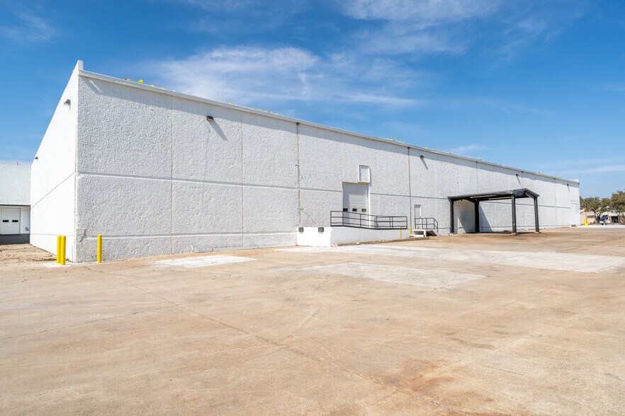 More Photos Of 4404 S Beltwood Pky, Dallas Warehouse For Lease