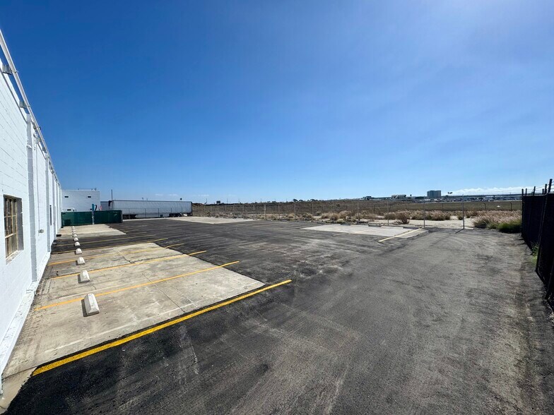 More Photos Of 5400 W 104th St, Los Angeles Manufacturing For Lease