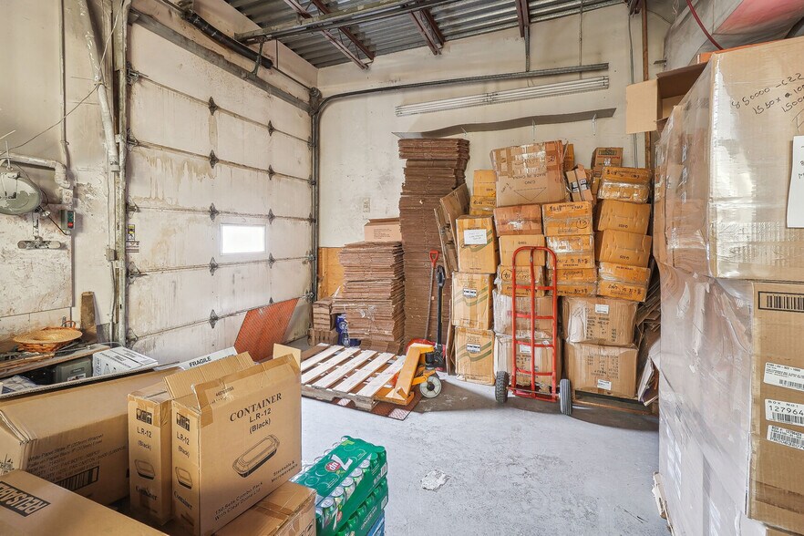 More Photos Of 1300 Rue De Louvain O, Montréal Light Manufacturing For Lease