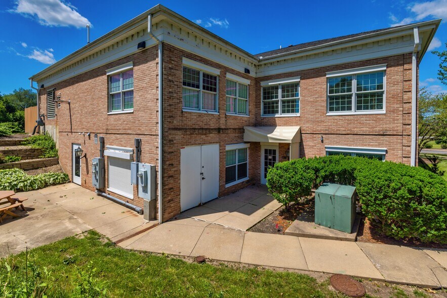 More Photos Of 1015 Summit St, Elgin Medical For Lease