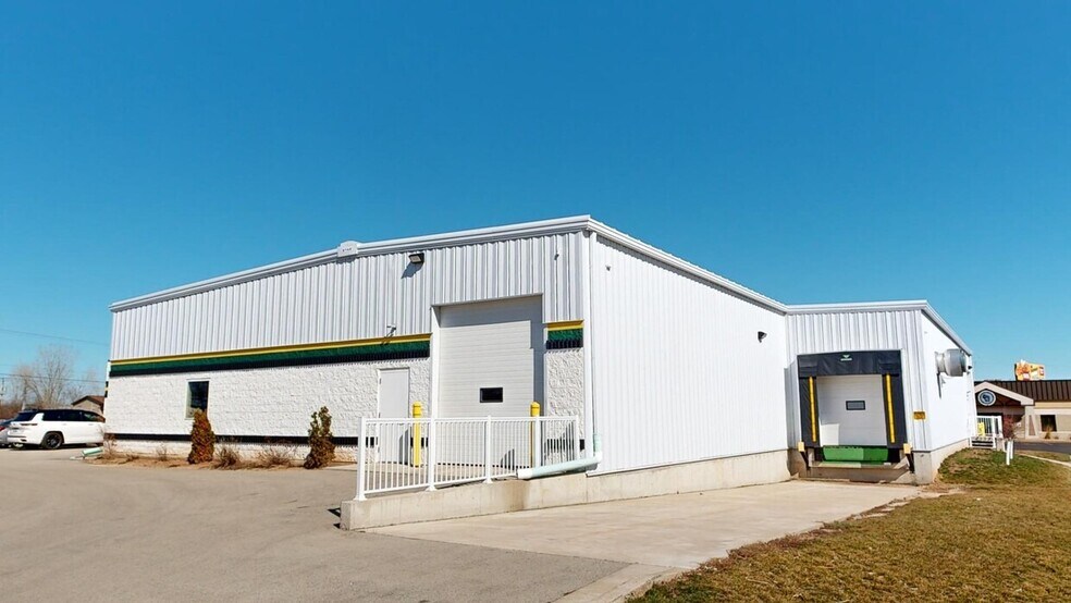 More Photos Of 1985 American Dr, Neenah Flex For Sale