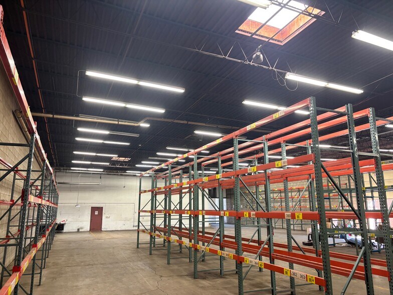 More Photos Of 1351 Armour Blvd, Mundelein Warehouse For Lease