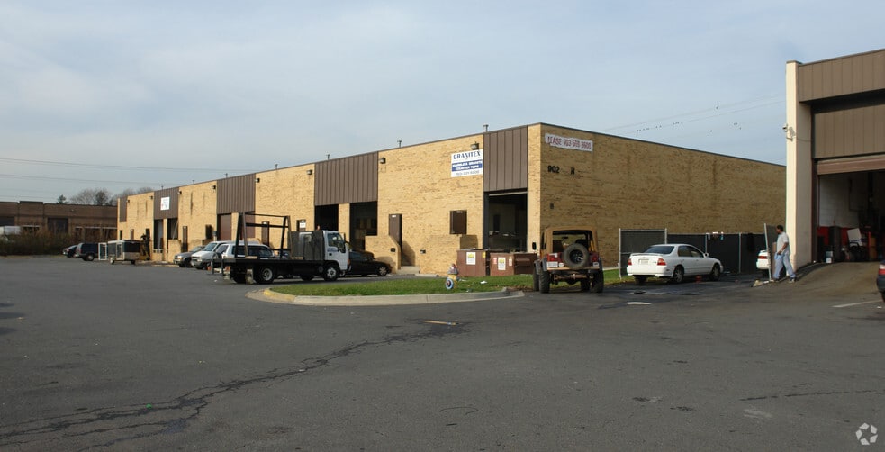 More Photos Of 9024 Euclid Ave, Manassas Warehouse For Lease