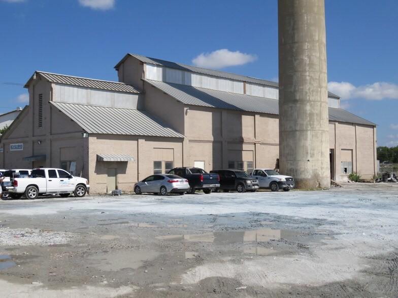 More Photos Of 2591 NE 28th St, Fort Worth Manufacturing For Lease