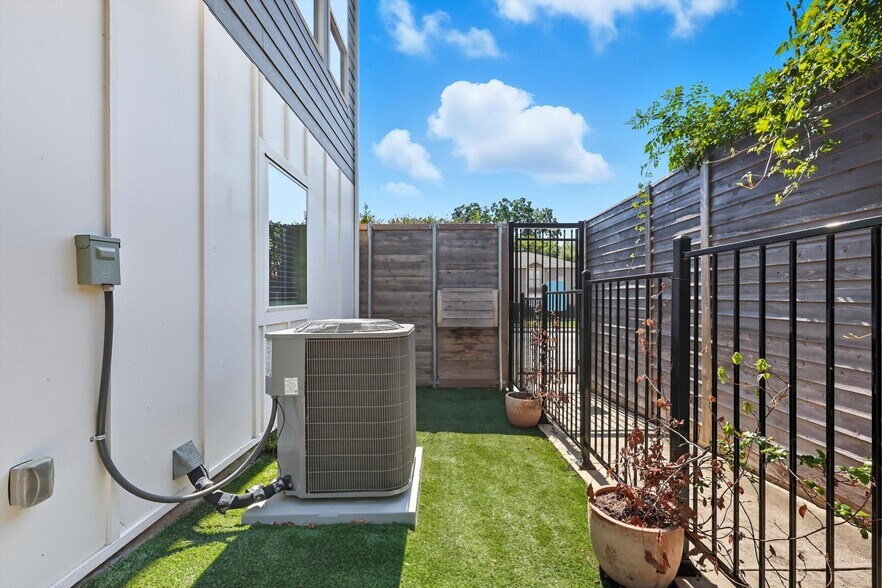 More Photos Of 5647 Live Oak, Dallas Apartments For Sale