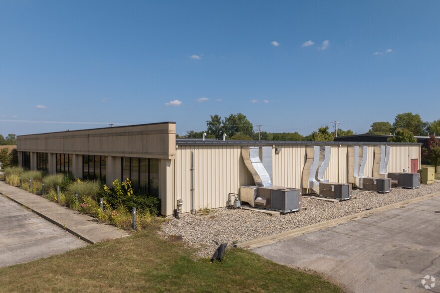 More Photos Of 8645 E Backwater Rd, North Webster Showroom For Sale