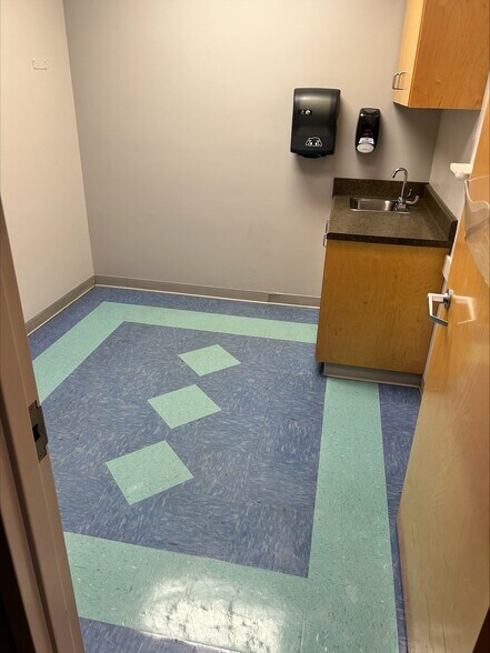 More Photos Of 4301 University Pky, Evans Medical For Lease