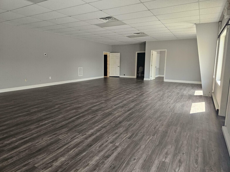 More Photos Of 1008 Industrial Ct, Suwanee Light Distribution For Lease