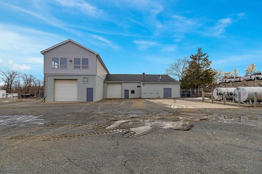 More Photos Of 75 Commerce Cir, Durham Service For Lease