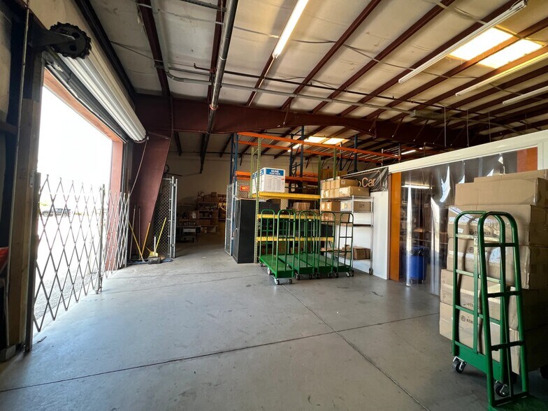 More Photos Of 1074 N Orange Ave, Sarasota Warehouse For Lease
