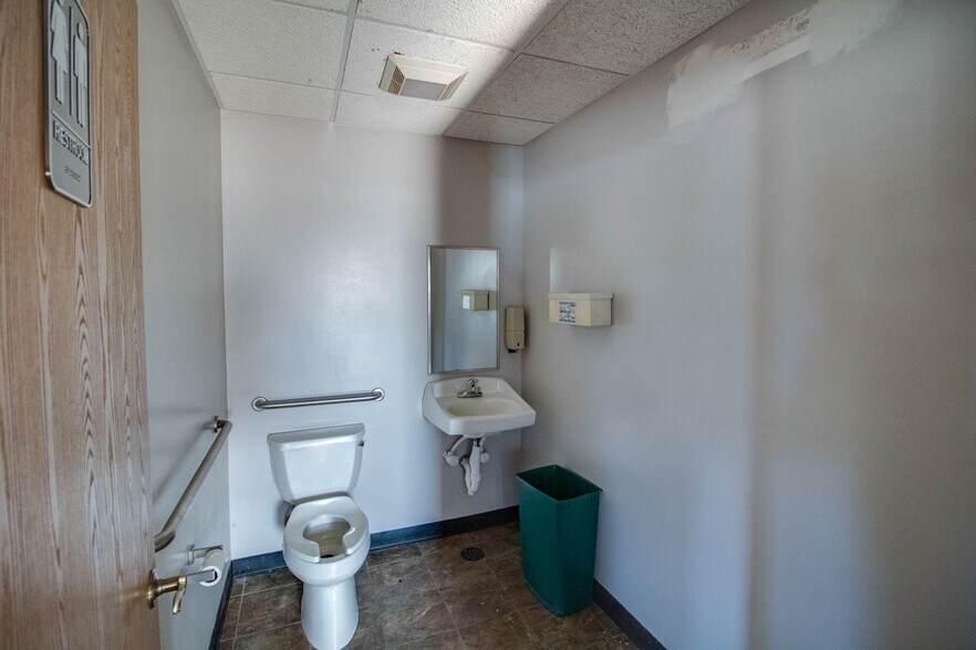 More Photos Of 201 McCausland St, Carlinville General Retail For Sale