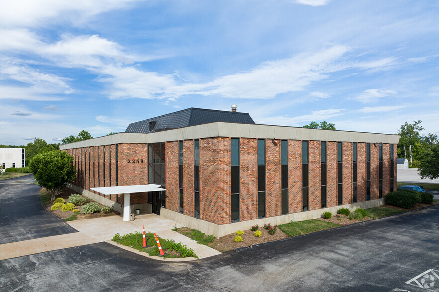 Primary Photo Of 2258 Schuetz Rd, Maryland Heights Office For Sale